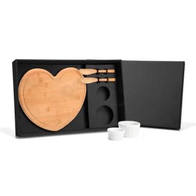 Kit Petisco com Tábua de Bambu em Formato de Coração Personalizado